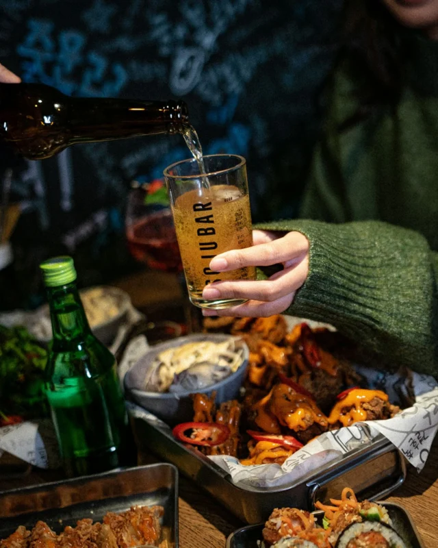 Kore sokak lezzetlerini Soju ruhuyla harmanlayıp Terminal Kadıköy'e taşıdık! Bundan sonra akşam n'apıyoruz sorusunun cevabı belli, taze açıldık, bekleriz! ✨

#Sojubar #Soju