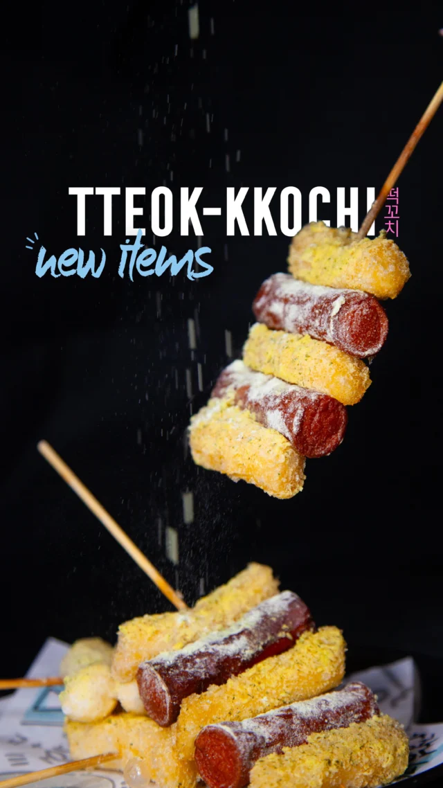 🔥 NEW ON STICKS: TTEOK-KKOCHI JUST DROPPED 🔥
Chewy rice cakes with that street food swagger — available in Spicy Sweet or Sprinkled Cheese
Feelin’ extra? Add sausage to level up 😏
📍Now available in NL 🇳🇱 & BE 🇧🇪 

_______
#kvibes #kfood #tteok #koreanfood #sojubar #sojubarrotterdam #sojubaramsterdam #sojubareindhoven #sojubarantwerp #sojubarbreda #sojubarutrecht #sojubarleidschendam